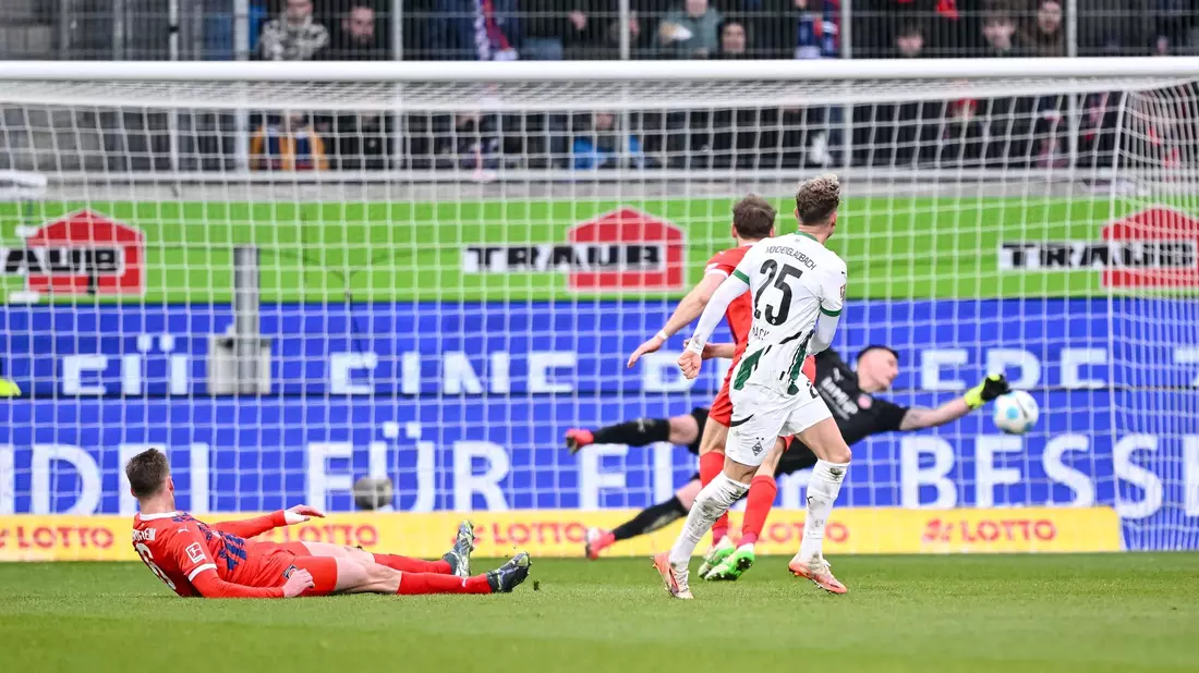 Robin Hack traf zur Führung und erzielte das 3:0. - Bild: Harry Langer/dpa