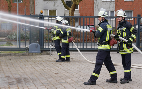 FW Celle: 20 neue Feuerwehrleute erreichen die Qualifikationsstufe Einsatzfähigkeit in Celle - Foto: presseportal.de