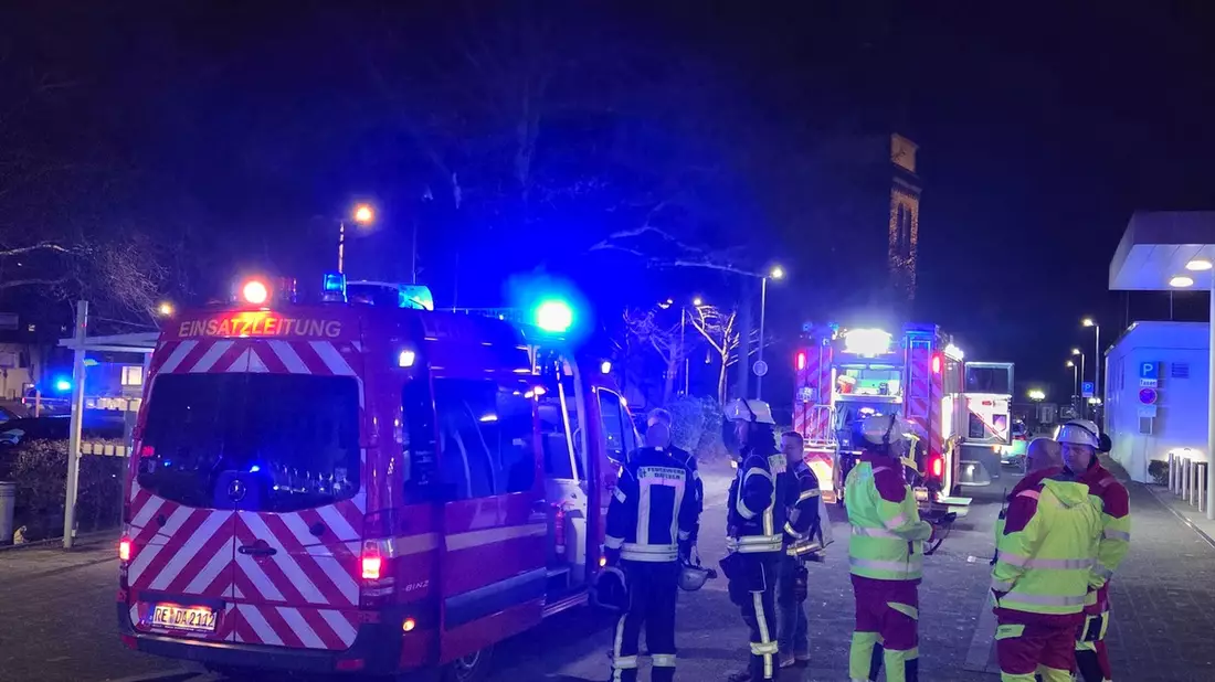FW Datteln: Brennende Zigaretten und Papier lösen Großalarm am St. Vincenz Krankenhaus in Datteln aus - Bild: presseportal.de