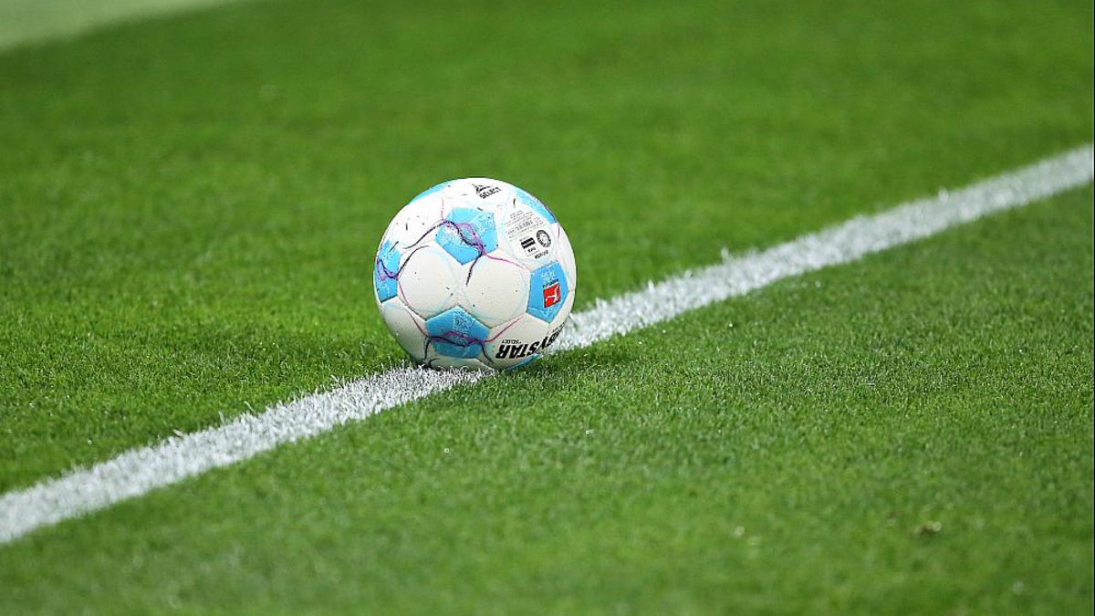 Fußball auf Rasen (Archiv) - Foto: über dts Nachrichtenagentur