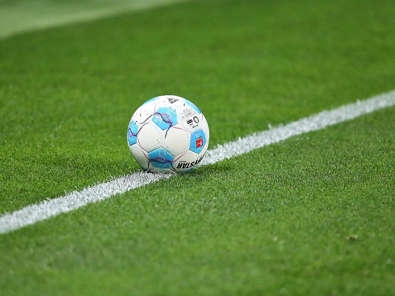 Fußball auf Rasen (Archiv) - Foto: über dts Nachrichtenagentur