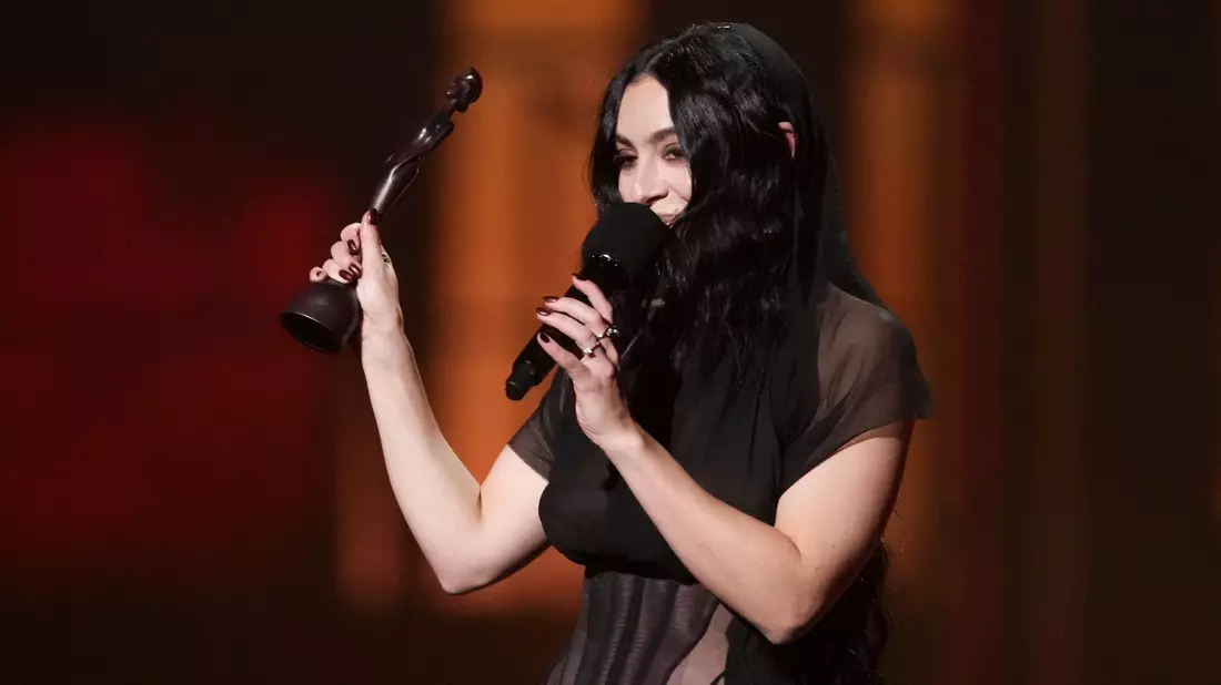 Charli XCX gewann bei den Brit Awards 2025 gleich fünf Preise.  - Bild: Scott A Garfitt/Invision/AP/dpa