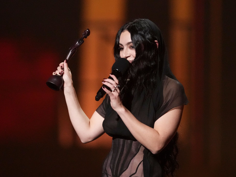 Charli XCX gewann bei den Brit Awards 2025 gleich fünf Preise.  - Foto: Scott A Garfitt/Invision/AP/dpa