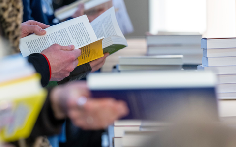 Bei der Analyse des Buchmarkts soll KI helfen. (Archivbild) - Foto: Hendrik Schmidt/dpa