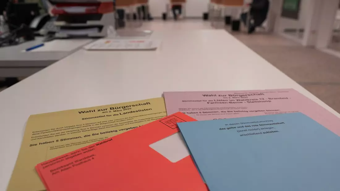 Auf zwei Stimmzetteln kann jeder Wahlberechtigte bei der Bürgerschaftswahl insgesamt zehn Kreuze machen. (Archivbild) - Bild: Marcus Brandt/dpa