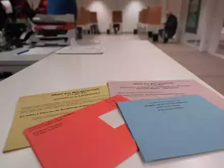 Auf zwei Stimmzetteln kann jeder Wahlberechtigte bei der Bürgerschaftswahl insgesamt zehn Kreuze machen. (Archivbild) - Foto: Marcus Brandt/dpa