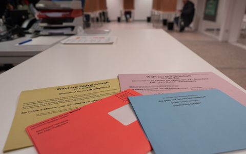 Auf zwei Stimmzetteln kann jeder Wahlberechtigte bei der Bürgerschaftswahl insgesamt zehn Kreuze machen. (Archivbild) - Foto: Marcus Brandt/dpa