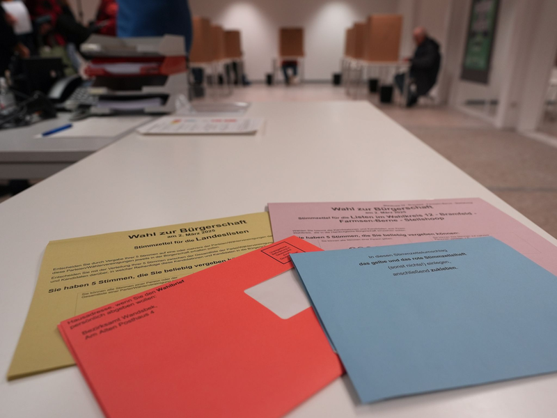 Auf zwei Stimmzetteln kann jeder Wahlberechtigte bei der Bürgerschaftswahl insgesamt zehn Kreuze machen. (Archivbild) - Foto: Marcus Brandt/dpa