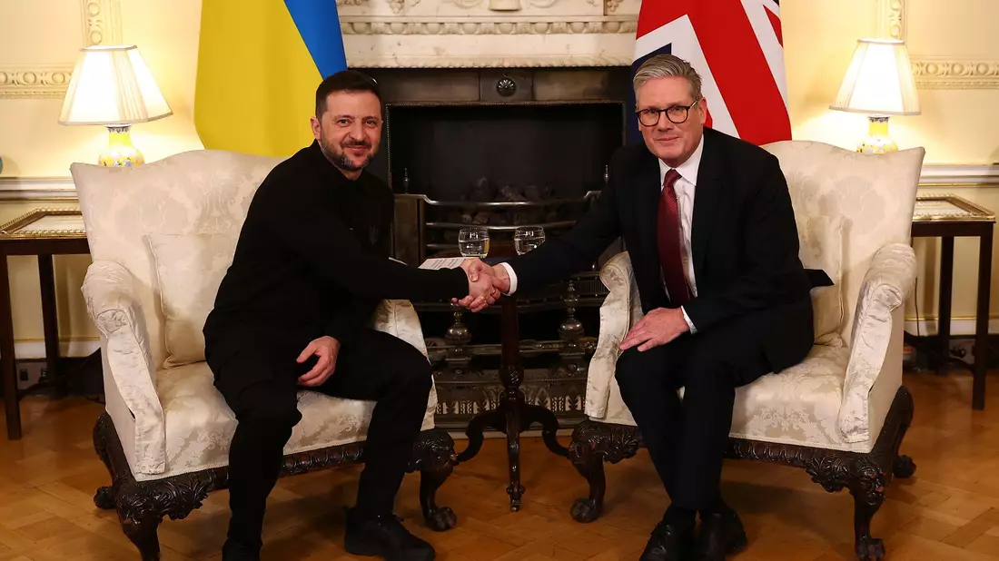 Von Keir Starmer (r) wurde Selenskyj herzlich emfpangen.  - Bild: Peter Nicholls/Pool Getty/AP/dpa