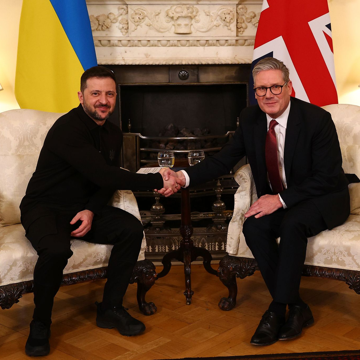 Handshake und Umarmung: Der britische Premier Starmer empfing Selenskyj am Samstagabend betont herzlich.  - Foto: Peter Nicholls/Pool Getty/AP/dpa