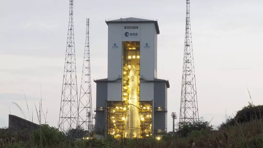 Bei ihrem Erstflug flog die Ariane 6 mit zwei Boostern. (Archivbild) - Bild: Rachel Boßmeyer/dpa