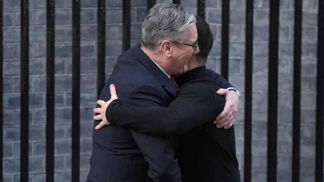 Der ukrainische Präsident Selenskyj (r.) freute sich sichtlich über den herzlichen Empfang in Großbritannien. - Bild: Kin Cheung/AP/dpa