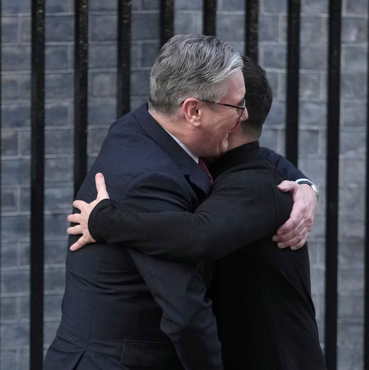 Der britische Premier bereitete dem ukrainischen Präsidenten einen herzlichen Empfang. - Foto: Kin Cheung/AP/dpa