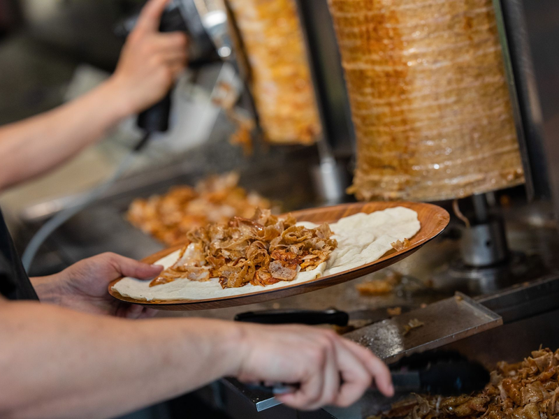 Rindfleisch ist so teuer geworden, dass etliche Dönerläden in München Kalb von der Speisekarte streichen (Foto: Illustration) - Foto: Christoph Schmidt/dpa