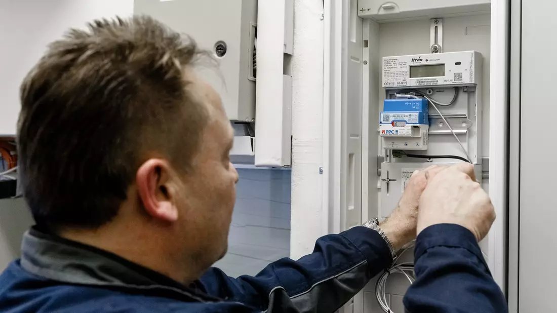 Ein Elektriker montiert einen digitalen Stromzähler mit einem Smart-Meter-Gateway zur Datenübertragung. (Archivbild) - Bild: Markus Scholz/dpa