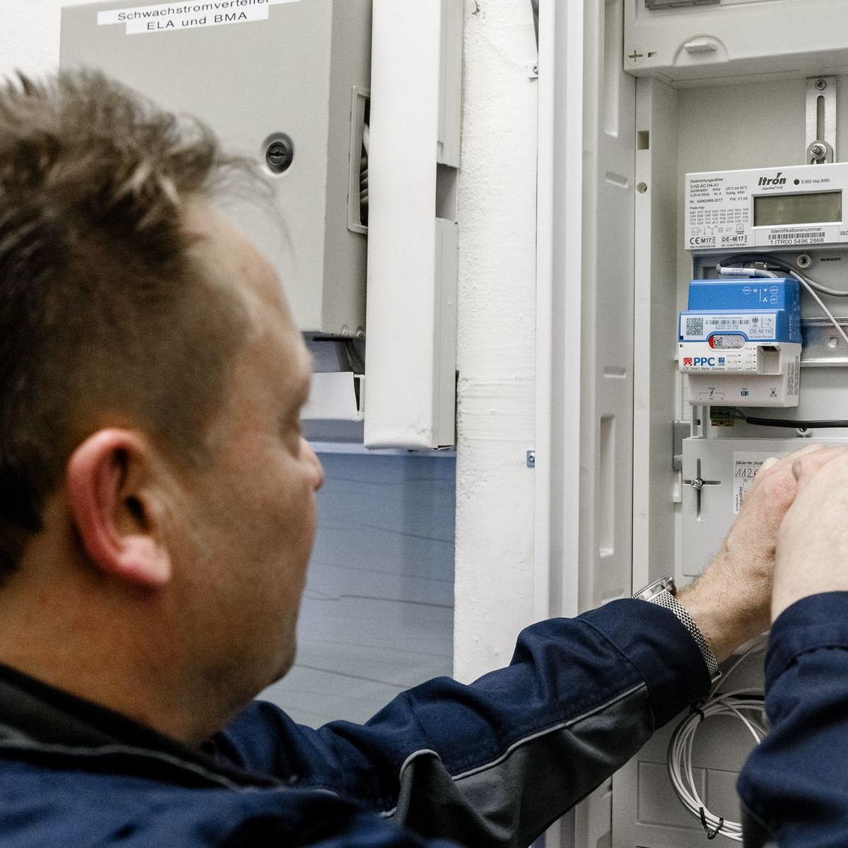 Ein Elektriker montiert einen digitalen Stromzähler mit einem Smart-Meter-Gateway zur Datenübertragung. (Archivbild) - Foto: Markus Scholz/dpa