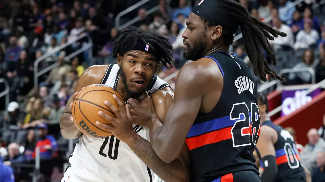 Isaiah Stewart (r) und Detroit Pistons besiegten die Brooklyn Nets. - Bild: Duane Burleson/AP/dpa