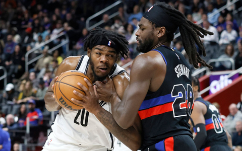 Isaiah Stewart (r) und Detroit Pistons besiegten die Brooklyn Nets. - Foto: Duane Burleson/AP/dpa