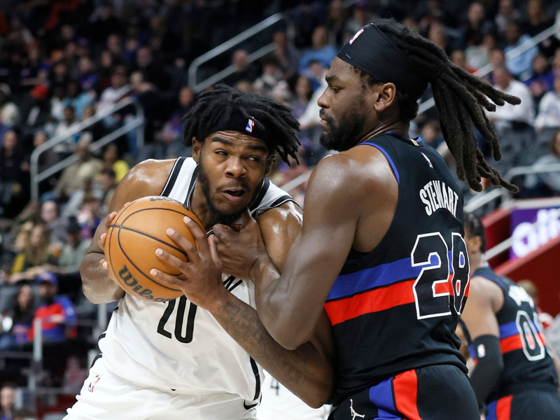 Isaiah Stewart (r) und Detroit Pistons besiegten die Brooklyn Nets. - Foto: Duane Burleson/AP/dpa