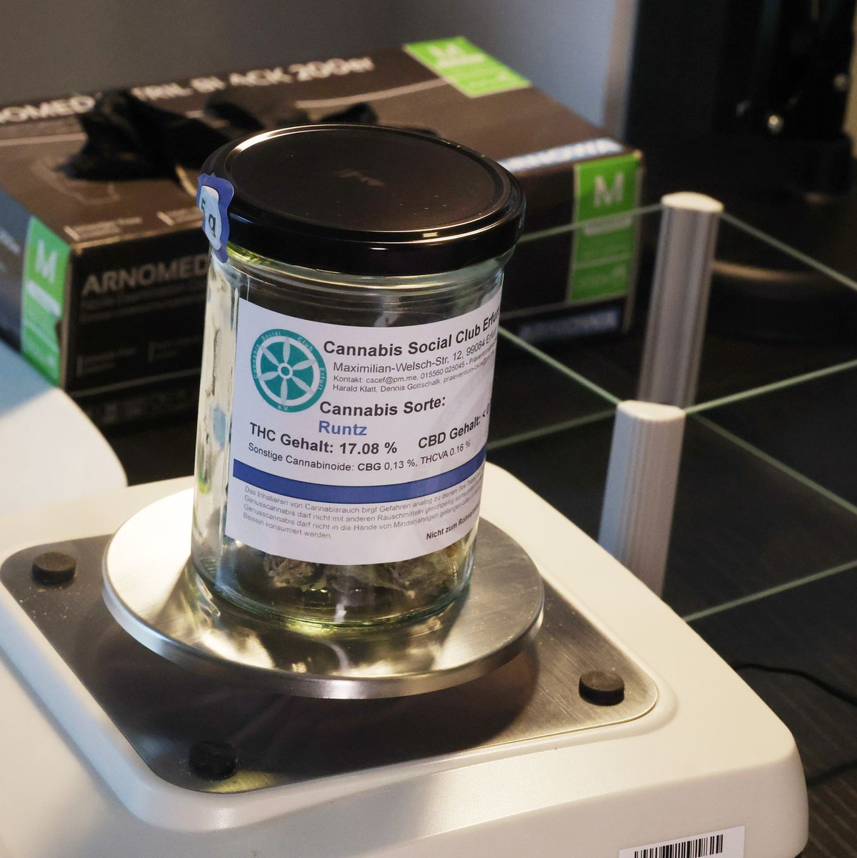  Vor wenigen Tagen wurde im Cannabis Social Club Erfurt erstmals Genusscannabis an Vereinsmitglieder ausgegeben. - Foto: Bodo Schackow/dpa