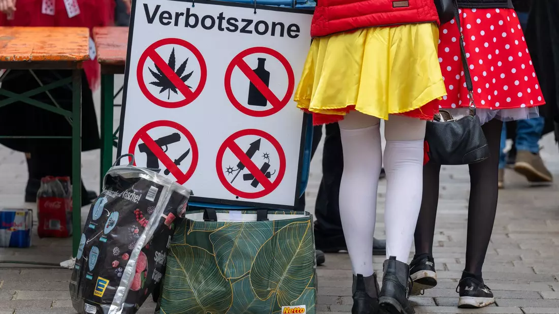 Beim Fasching im bayerischen Dietfurt an der Altmühl war der Konsum von Cannabis auch in diesem Jahr ausdrücklich nicht erlaubt. (Archivfoto) - Bild: Armin Weigel/dpa