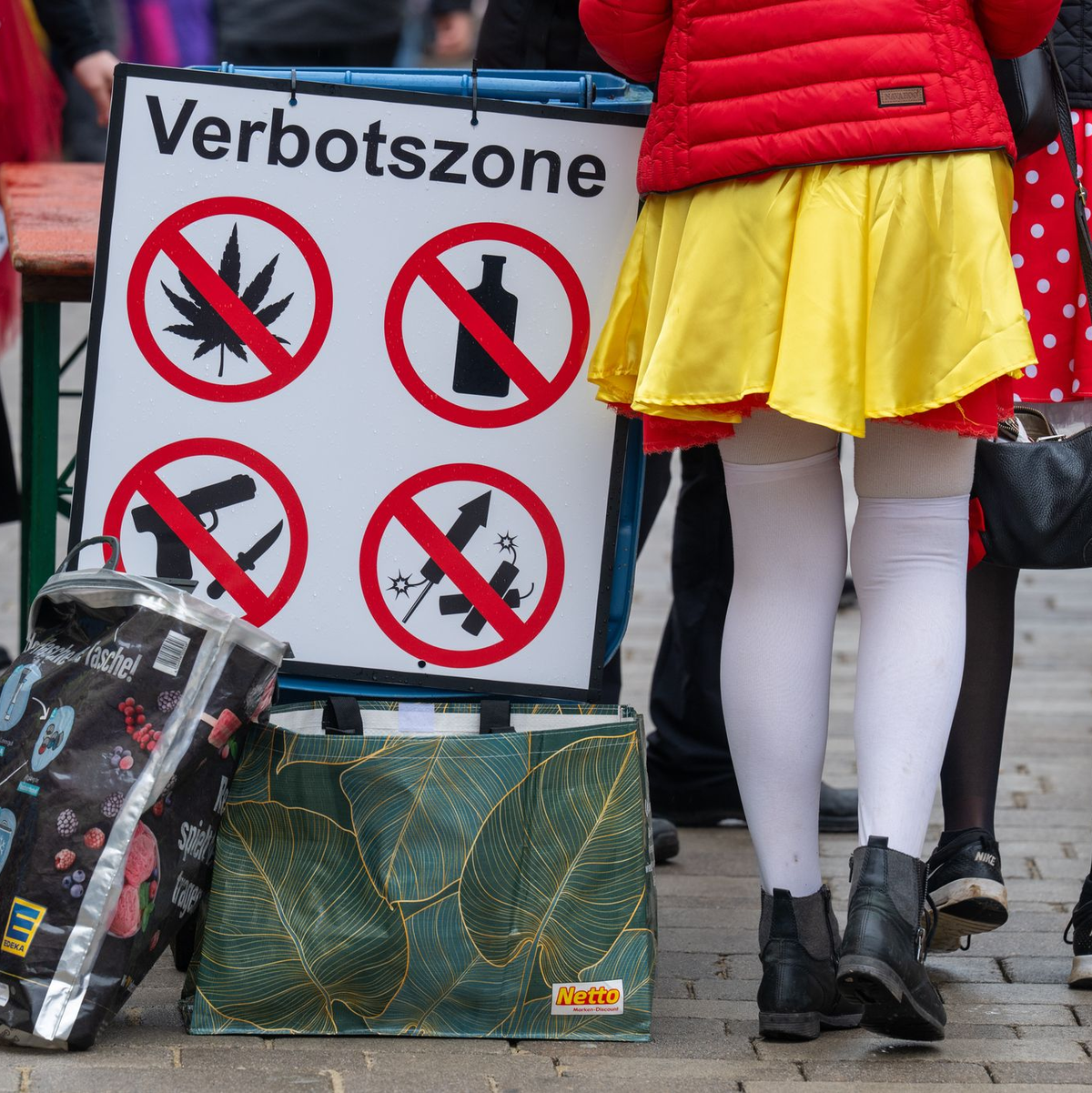 Beim Fasching im bayerischen Dietfurt an der Altmühl war der Konsum von Cannabis auch in diesem Jahr ausdrücklich nicht erlaubt. (Archivfoto) - Foto: Armin Weigel/dpa