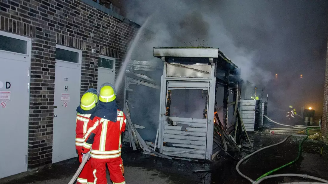FW-RD: Nächtlicher Großeinsatz in Nortorf - Feuer in einem Wohn- und Geschäftshaus - Bild: presseportal.de