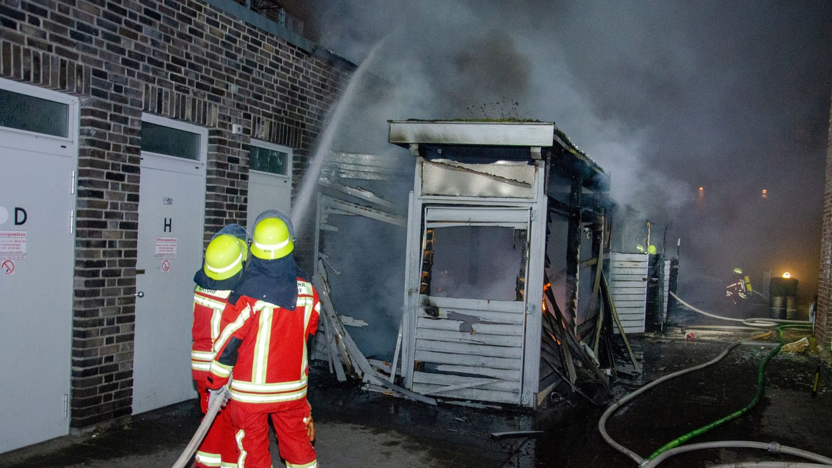 FW-RD: Nächtlicher Großeinsatz in Nortorf - Feuer in einem Wohn- und Geschäftshaus - Foto: presseportal.de