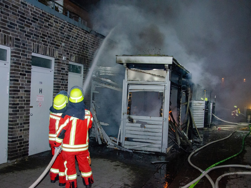 FW-RD: Nächtlicher Großeinsatz in Nortorf - Feuer in einem Wohn- und Geschäftshaus - Foto: presseportal.de