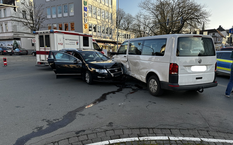 POL-NI: Verkehrsunfall mit Verletzten mutmaßlich aufgrund medizinischen Notfalls - Foto: presseportal.de
