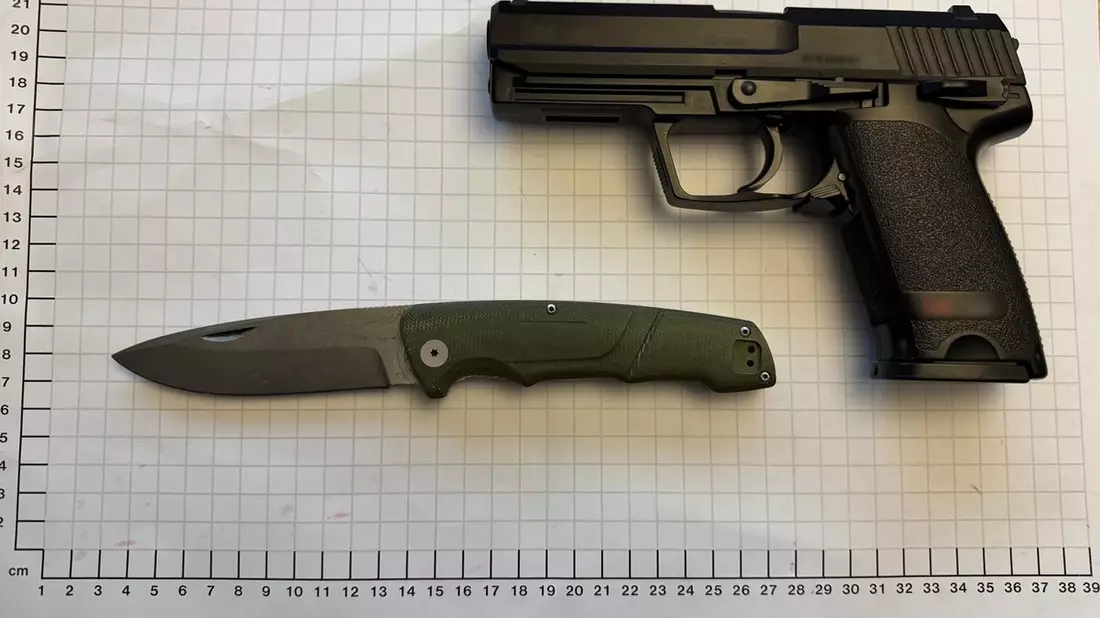 BPOL NRW: Mit Softair-Waffe durch den Hauptbahnhof - Bundespolizei weist auf Allgemeinverfügung hin - Bild: presseportal.de