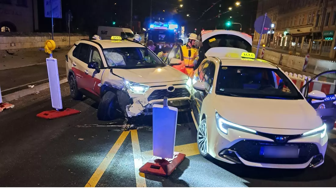 FW-M: Taxifahrer wird bei Unfall verletzt (Haidhausen) - Bild: presseportal.de