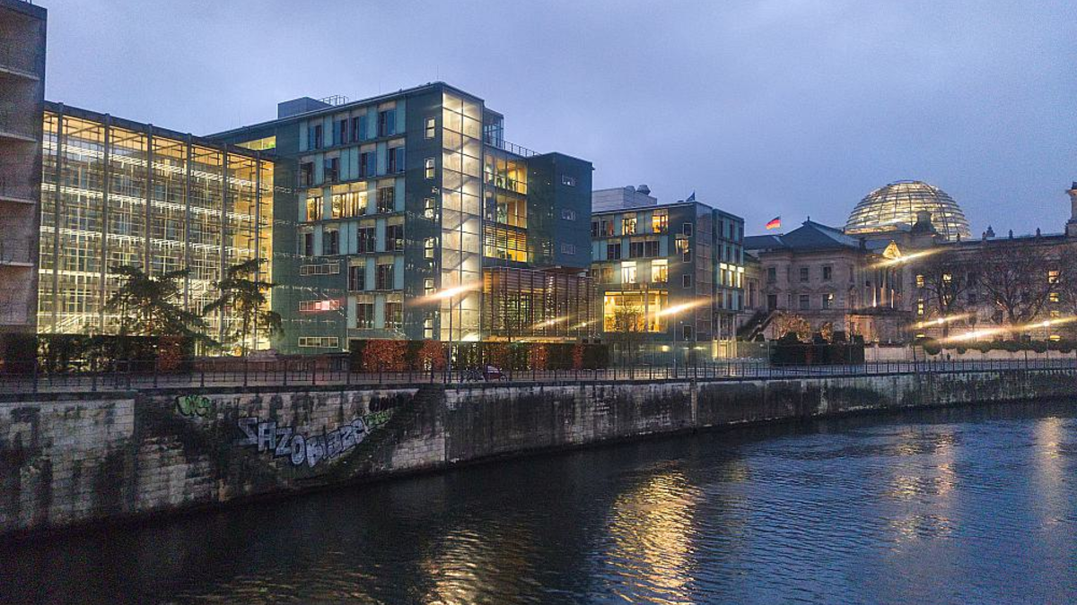 Jakob-Kaiser-Haus und Reichstagsgebäude am 28.02.2025 - Foto: über dts Nachrichtenagentur