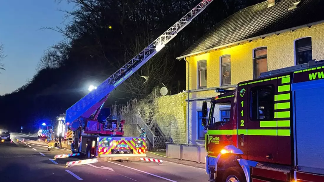 FW-EN: Kaminbrand an der Gederner Straße - Angeblicher Erdrutsch Im Schiffwinkel - Bild: presseportal.de