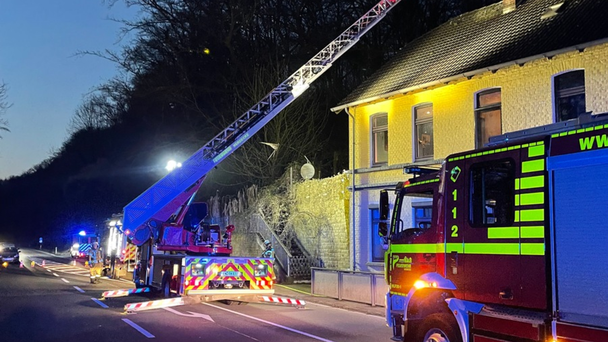 FW-EN: Kaminbrand an der Gederner Straße - Angeblicher Erdrutsch Im Schiffwinkel - Foto: presseportal.de