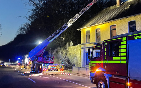 FW-EN: Kaminbrand an der Gederner Straße - Angeblicher Erdrutsch Im Schiffwinkel - Foto: presseportal.de
