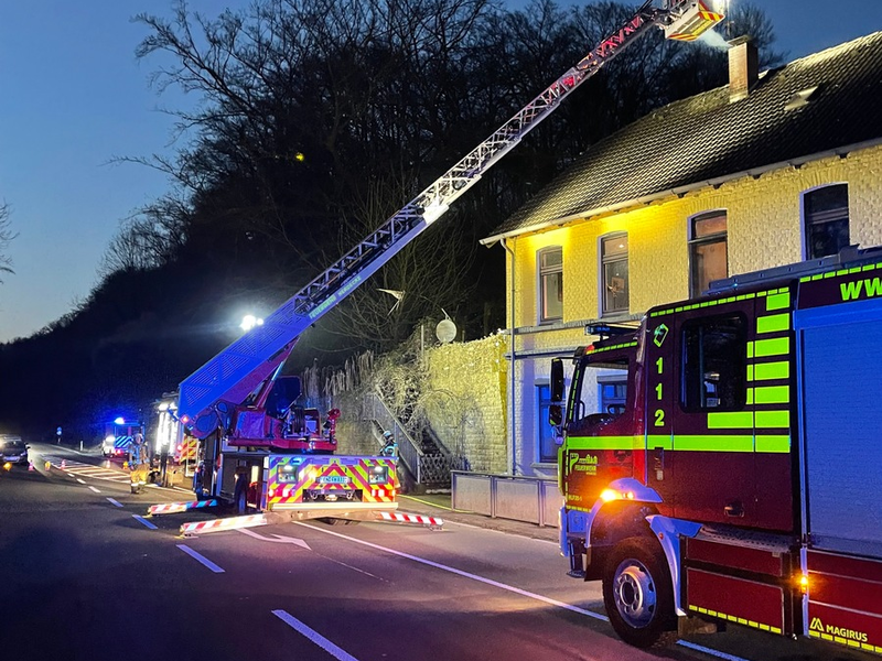 FW-EN: Kaminbrand an der Gederner Straße - Angeblicher Erdrutsch Im Schiffwinkel - Foto: presseportal.de