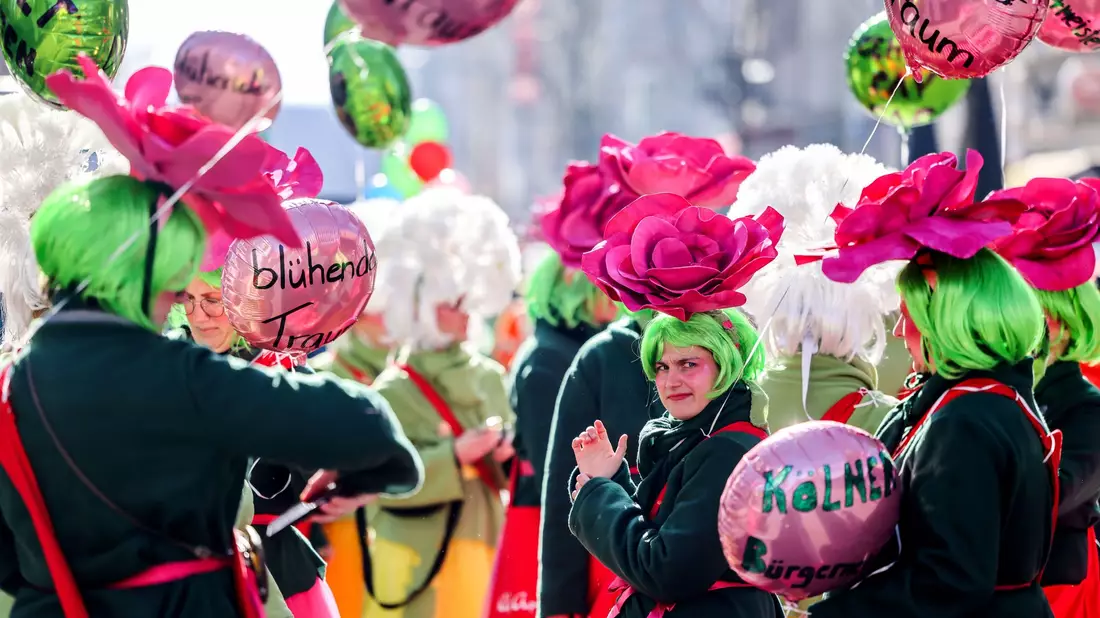 Einen Tag vor Rosenmontag ziehen traditionell die «Schull- und Veedelszöch» durch Köln. - Bild: Oliver Berg/dpa