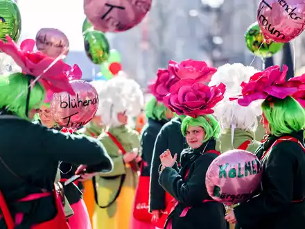 Einen Tag vor Rosenmontag ziehen traditionell die «Schull- und Veedelszöch» durch Köln. - Foto: Oliver Berg/dpa