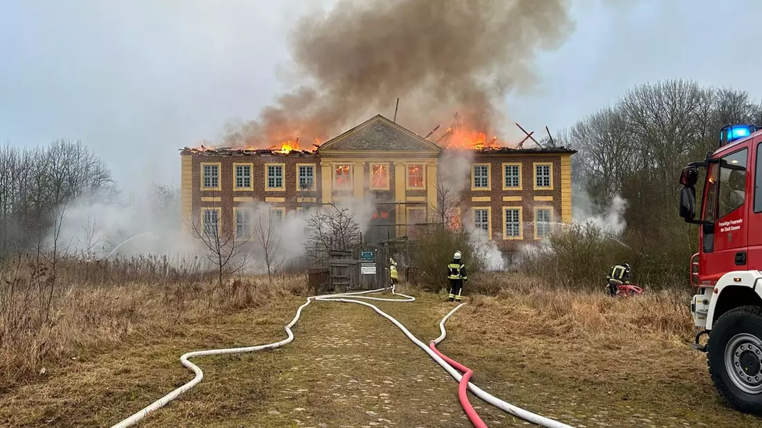 Die Polizei geht von Brandstiftung aus. - Bild: Freiwillige Feuerwehr Dassow/dpa