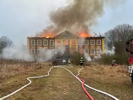 Die Polizei geht von Brandstiftung aus. - Foto: Freiwillige Feuerwehr Dassow/dpa