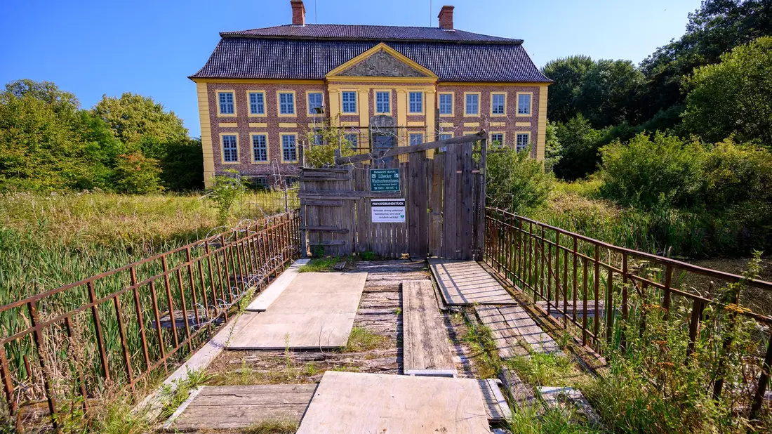 Das kulturgeschichtlich bedeutende Schloss Johannstorf im nordwestmecklenburgischen Dassow ist abgebrannt. (Archivbild) - Bild: Jens Büttner/dpa-Zentralbild/dpa