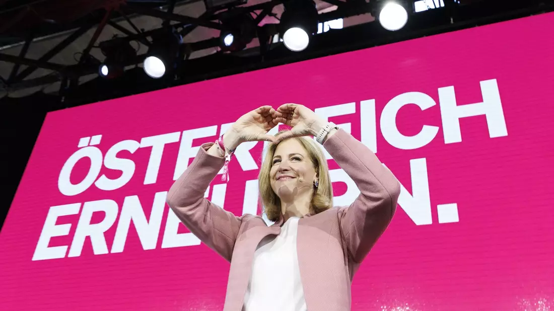Die liberalen Neos segnen als letzter Partner die Dreier-Koalition von ÖVP, SPÖ und Neos in Österreich ab  - Bild: Tobias Steinmaurer/APA/dpa