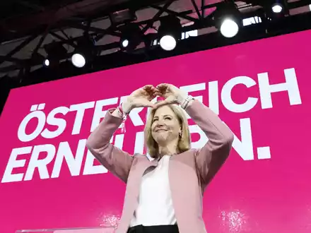 Die liberalen Neos segnen als letzter Partner die Dreier-Koalition von ÖVP, SPÖ und Neos in Österreich ab  - Foto: Tobias Steinmaurer/APA/dpa