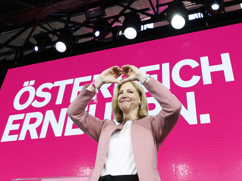 Die liberalen Neos segnen als letzter Partner die Dreier-Koalition von ÖVP, SPÖ und Neos in Österreich ab  - Foto: Tobias Steinmaurer/APA/dpa