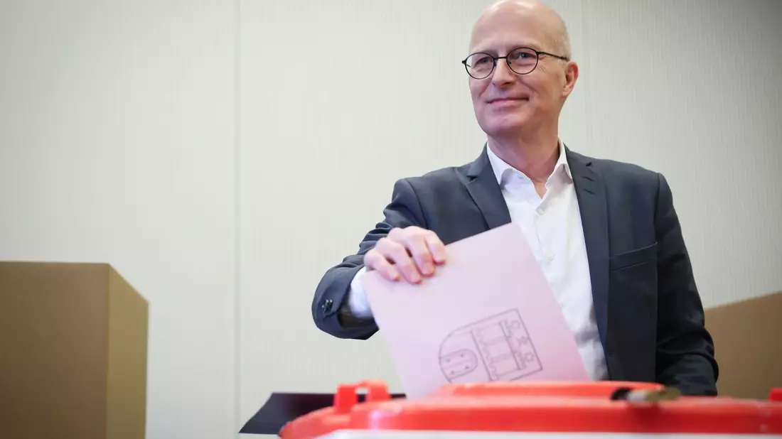 Die Wahllokale im Stadtstaat Hamburg sind geschlossen, Prognosen sehen die SPD von Peter Tschentscher erneut vorn. - Bild: Christian Charisius/dpa