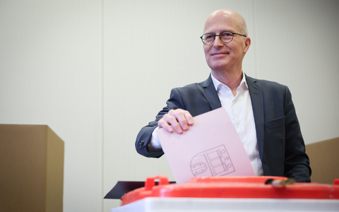 Hamburgs Bürgermeister Peter Tschentscher (SPD) gibt seine Stimme bei der Bürgerschaftswahl im Wahllokal ab. - Foto: Christian Charisius/dpa