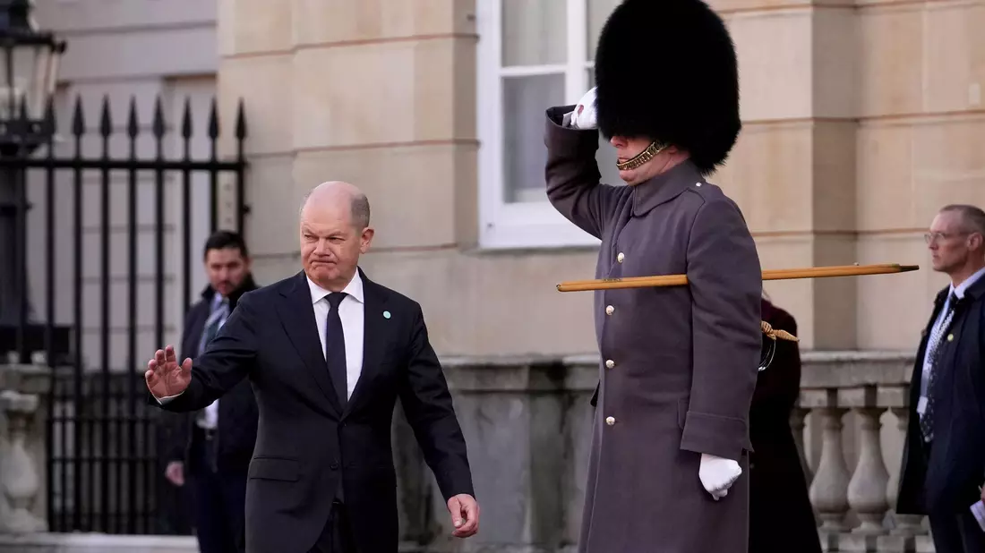 Der Bundeskanzler wurde vom britischen Premier Keir Starmer per Handschlag begrüßt.  - Bild: Christophe Ena/Pool AP/AP/dpa