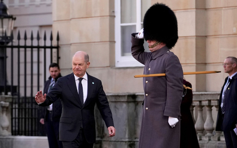 Der Bundeskanzler wurde vom britischen Premier Keir Starmer per Handschlag begrüßt.  - Foto: Christophe Ena/Pool AP/AP/dpa
