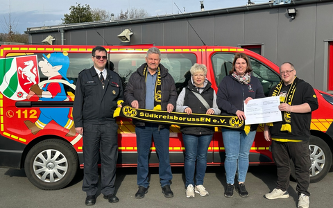 FW-EN: BVB-Fanclub SüdkreisborussEN e.V. spendet an die Wetteraner Löschwichtel - Foto: presseportal.de FW-EN: BVB-Fanclub SüdkreisborussEN e.V. spendet an die Wetteraner Löschwichtel - Foto: presseportal.de